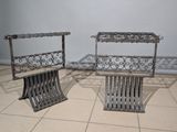 deux chaises posées sur un sol carrelé