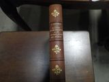 un livre marron posé sur une table en bois