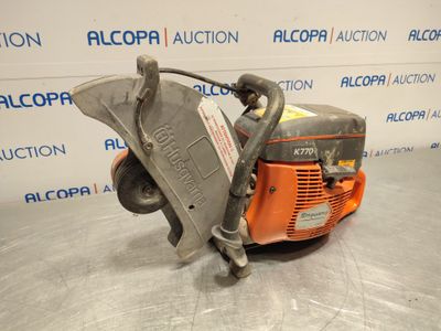 gros plan d'une machine sur une table avec un panneau en arrière-plan