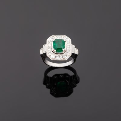 Bague en platine 850°°° (tête de chien) centrée d'une émerau…