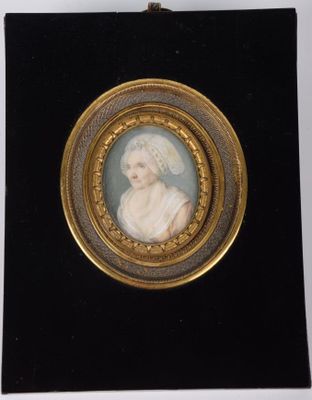 un portrait miniature ancien représentant une femme, dans un cadre doré