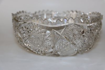 un saladier en verre transparent orné d'un motif en forme d'étoile
