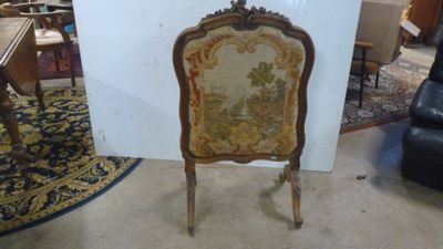 une chaise qui se trouve au milieu d'une pièce