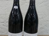 deux bouteilles de vin posées sur une table en bois