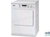 une machine à laver blanche posée sur un sèche-linge blanc