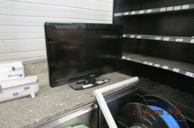 un téléviseur posé sur une étagère dans un magasin