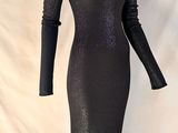 une robe noire sur un mannequin mannequin mannequin mannequin mannequin mann