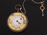une montre de poche à laquelle est accrochée une clé par la chaîne