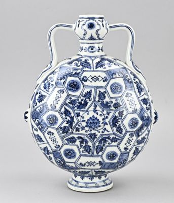vase bleu et blanc orné d'un motif floral à l'extérieur