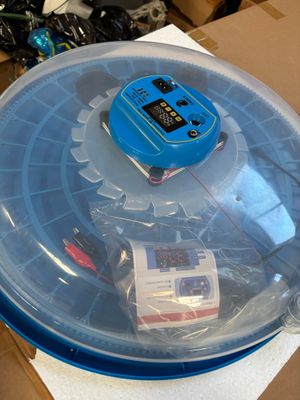 un récipient en plastique contenant un jouet, posé sur une boîte en carton