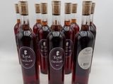 six bouteilles de vin sont alignées sur une table