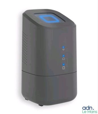 un purificateur d'air surmonté d'une lumière bleue