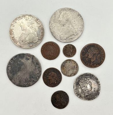 un assortiment de pièces de monnaie en argent et en argent sur une surface blanche