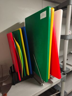 de nombreux classeurs de différentes couleurs posés sur une étagère dans une pièce