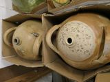 deux vases marron posés dans une boîte sur une table