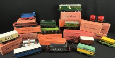 un grand nombre de trains miniatures posés sur une table