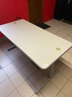 Table/bureau en mélaminé et métal.