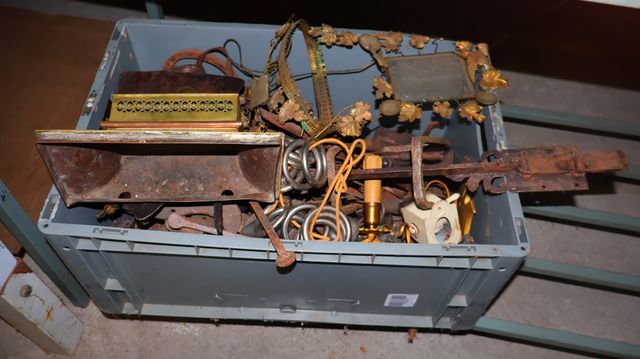 Caisse garnie d’outillage, serrure de porte, anneau de rideaux, d...