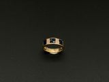 une bague en or sertie de diamants bleus et blancs sur un fond noir