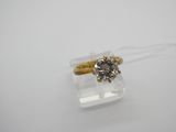 une photo d'une bague en diamant posée sur une boîte transparente