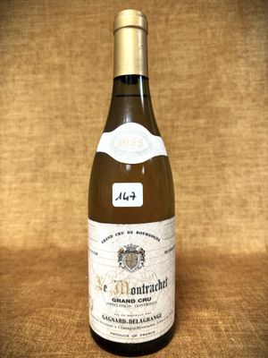 une bouteille de vin posée sur une table