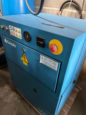 une machine bleue posée sur une palette