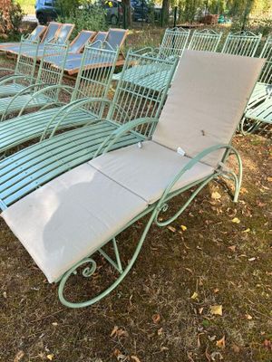 de nombreuses chaises de jardin posées dans l'herbe