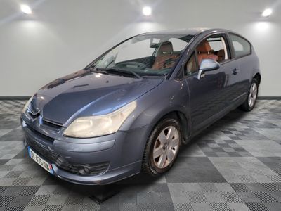 la photo d'une voiture bleue garée dans un garage