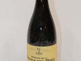 une bouteille de vin posée sur une table