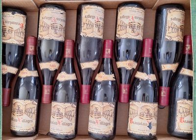 des bouteilles de vin rouge dans une boîte en carton, munies d'étiquettes