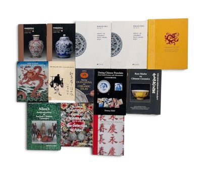 un grand nombre de livres posés sur une table