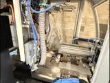 une machine sur laquelle il y a beaucoup de fils