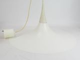 une image représentant une lampe blanche à laquelle est attaché un cordon