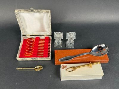 une boîte contenant une cuillère, une cuillère et un repose-cuillère