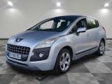 la voiture argentée est garée dans le garage sur le sol en damier