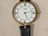 une image d'un gros plan d'une montre-bracelet avec des chiffres romains