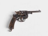 un vieux fusil sur une surface blanche avec un fond blanc