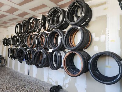 de nombreux pneus accrochés au mur d'un garage