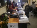un bureau sur lequel se trouvent de nombreux équipements informatiques