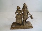 figurine en bronze d'un homme et d'une femme se tenant par la main