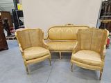 trois chaises et un canapé dans une pièce où il y a beaucoup de meubles