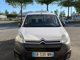 la camionnette blanche est garée dans le parking