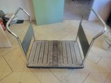 un tabouret métallique posé par terre dans une pièce