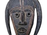 une image représentant un masque en bois muni de cornes sur fond blanc