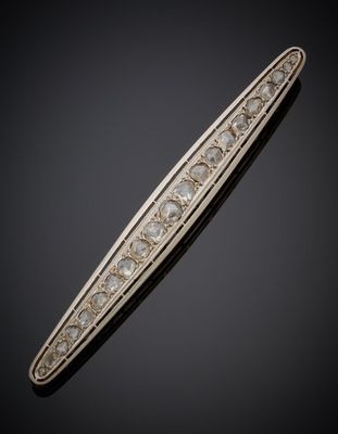 une broche en forme de barre sertie de diamants, signée Cartier