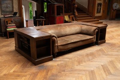 un canapé en cuir marron posé sur un parquet