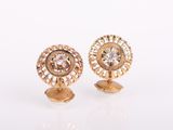 une paire de boucles d'oreilles en or et diamants sur fond blanc