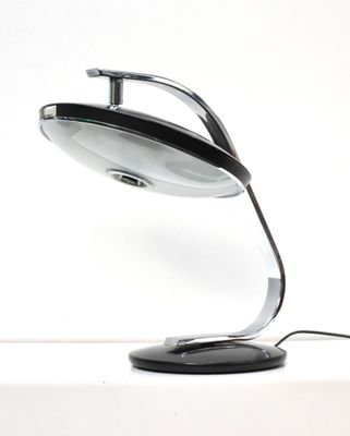 une photo d'une lampe de bureau posée sur une surface blanche