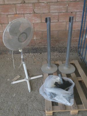 un ventilateur posé sur une palette, à côté d'un autre ventilateur