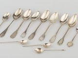 un ensemble de cuillères en argent et de cuillères à soupe posées sur une table